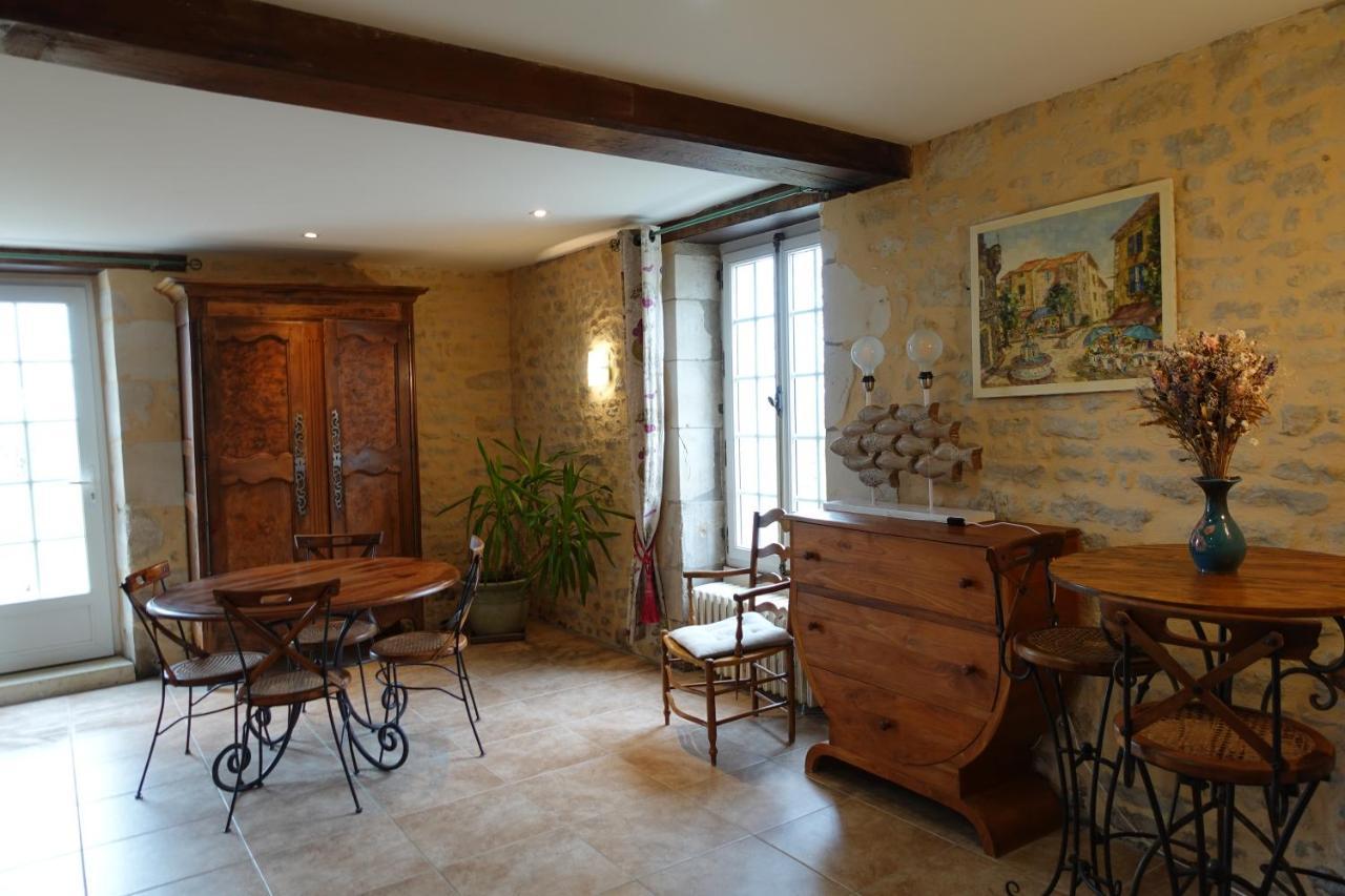 Gite 4 Etoiles Avec Hebergement Insolite - 10 Personnes Foussais Exterior foto